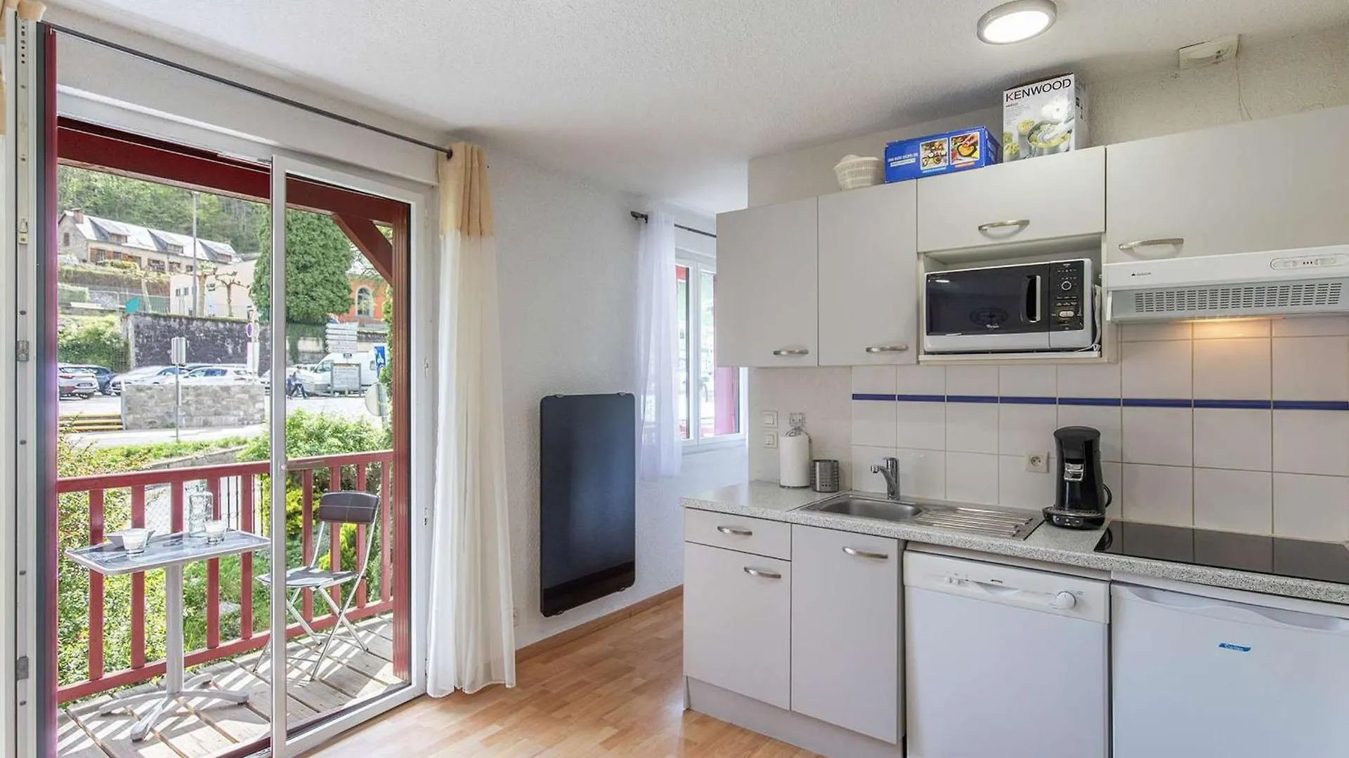 Appartement 32 M² Avec Balcon, Proche Telecabine Et Commodites, Entierement Equipe, Centre Cauterets - Fr-1-401-237
